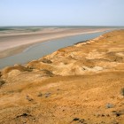 Il viaggio incontra quindi le acque dell’Amu Darya, fiume fondamentale per il Khorezm e per gli insediamenti sorti lungo le storiche vie di comunicazione dell’Asia centrale.