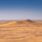 Dopo il pranzo, il percorso torna tra pianure aride e bassi rilievi: il paesaggio essenziale del Kyzylkum accompagna l’ultima parte del collegamento storico verso Bukhara.