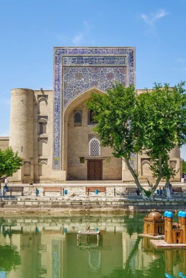 Labi Hauz e madrasa Nodir Divan-begi nel centro storico di Bukhara