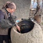 Chi lo desidera può partecipare alla preparazione dei bitchak, sfoglie cotte al forno e ripiene di spinaci o zucca, e del tradizionale plov.