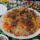 Il pranzo prosegue con il plov, preparato con riso, carne di manzo, carote e cipolle: una delle specialità più rappresentative della cucina uzbeka.