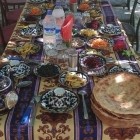 Il pranzo condiviso diventa un momento d’incontro con gli abitanti, tra pietanze tradizionali, racconti, usanze e aspetti della vita quotidiana locale.