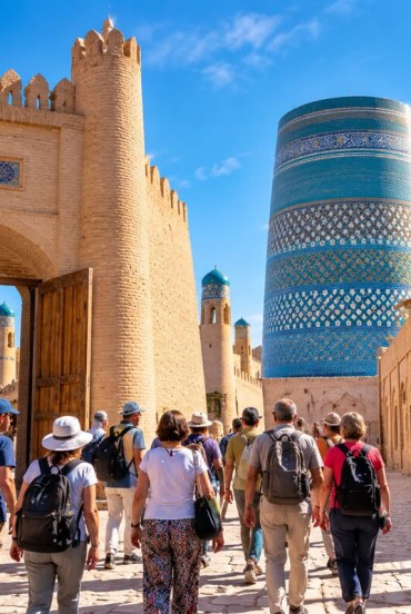Ingresso a Ichan Kala tra le mura e le architetture storiche di Khiva