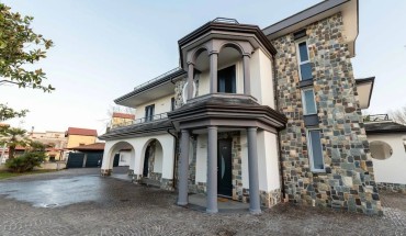 8 Rooms Hotel