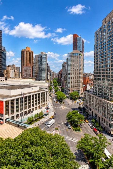Piazza del Lincoln Center con la facciata del Metropolitan Opera House a Manhattan, New York