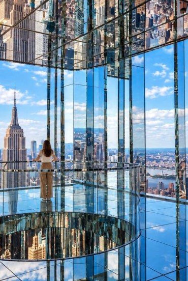 Osservatorio SUMMIT One Vanderbilt con superfici riflettenti e vista sullo skyline di Manhattan